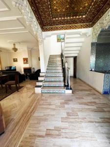 卡萨布兰卡Beautiful Villa Casablanca的楼内带楼梯和钢琴的房间