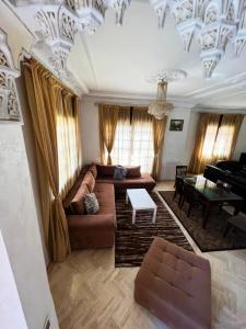 卡萨布兰卡Beautiful Villa Casablanca的带沙发和钢琴的客厅