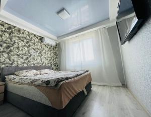 基辅Квартира напротив Дрим-Тауна的一间小卧室,配有床和窗户