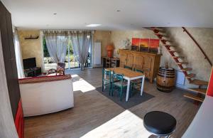 RenwezÉlégante maison moderne en Ardennes françaises - Tout le confort pour un séjour mémorable的客厅设有楼梯和桌椅