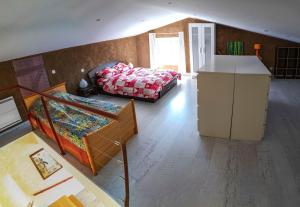 RenwezÉlégante maison moderne en Ardennes françaises - Tout le confort pour un séjour mémorable的一个带床和桌子的大客厅