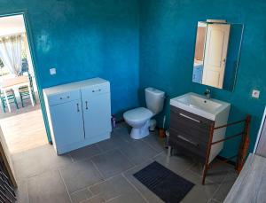 RenwezÉlégante maison moderne en Ardennes françaises - Tout le confort pour un séjour mémorable的蓝色的浴室设有卫生间和水槽