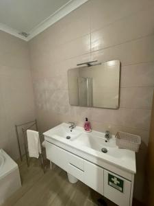 蒙希克Alojamento S. Gabriel 1的浴室设有白色水槽和镜子