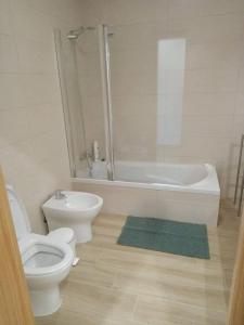 蒙希克Alojamento S. Gabriel 1的浴室配有卫生间、浴缸和水槽。