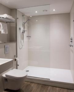 法纳姆Bush Hotel Farnham的带淋浴、卫生间和盥洗盆的浴室