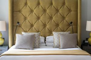 法纳姆Bush Hotel Farnham的一间卧室配有一张大床和两个枕头