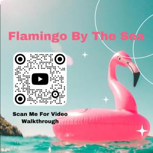 威尼斯Flamingo by the Sea Cozy Spacious Modern 5 min to Beach Video Tour Sleep up to 10的水中粉红色的火烈鸟,带照片