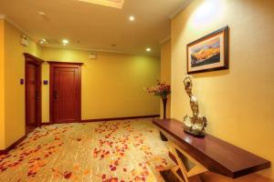 阿拉木图大航程酒店的一间设有黄色墙壁、桌子和门的房间