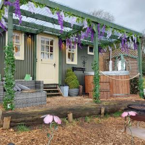 克利夫罗Little Oakhurst的紫色花房前的凉亭