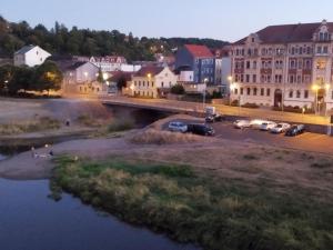 梅森Hostel Meissen Old Town Bridge的河上桥梁的城市