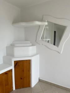 圣珀尔滕APARTMENTS RATZERSDORFER SEEN in 3100 SANKT PÖLTEN的白色的房间,墙上有镜子