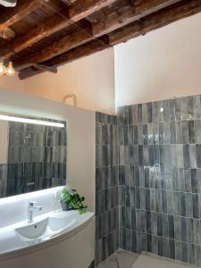 巴里Arco di Levante alle Colonne的一间带水槽和镜子的浴室