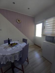卡什泰拉Apartman Maja的一间带桌椅和窗户的用餐室