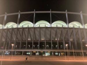 布加勒斯特Royal Studio National Arena - Free Parking的一座在晚上有白色圆顶的大建筑