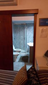 莱切省卡瓦利诺B&B Ulivi d'argento的客房设有带卫生间和水槽的浴室。
