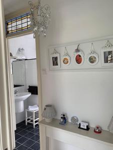 阿姆斯特丹Bed & Breakfast Jo Amsterdam的浴室设有水槽和墙上带板的台面