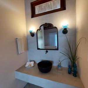 科鲁里皮Coco Pontall Bangalôs的一间带水槽和镜子的浴室