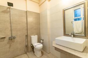 拉瓦尔品第Penthouse by Shelton的浴室配有卫生间、盥洗盆和淋浴。