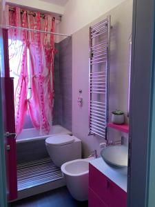 科洛尼奥蒙泽塞Petit place incantevole a due passi da Milano!的粉红色的浴室设有卫生间和水槽