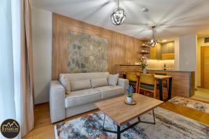 兹拉蒂博尔5 STARS - Luxury Premium WELLNESS RESORT Zlatibor的客厅配有沙发和桌子