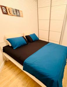 布德瓦Boutique apartman Dora Yung的一间卧室配有一张蓝色和黑色床单。