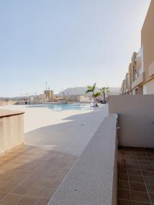 波里斯-德阿沃纳Apartamento con vistas al mar el Porís的从大楼内可欣赏到游泳池的景色