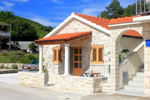 普利兹巴Seaside holiday house Grscica, Korcula - 10059的一座带橙色屋顶的小石头房子