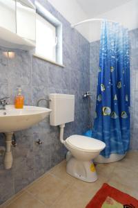 BrijestaApartment Zuronja 10137b的浴室设有卫生间和蓝色的浴帘。