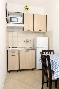 BrijestaApartment Zuronja 10137b的厨房配有白色冰箱和微波炉