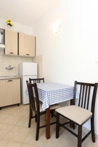 BrijestaApartments by the sea Zuronja, Peljesac - 10137的一间带桌椅的厨房和一间带冰箱的厨房