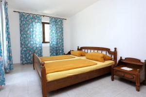 德雷斯Apartments by the sea Drace, Peljesac - 10126的一间卧室配有一张带蓝色窗帘的大床
