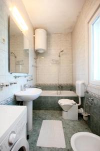 库希斯特Apartments by the sea Kuciste, Peljesac - 10095的浴室配有盥洗盆、卫生间和浴缸。