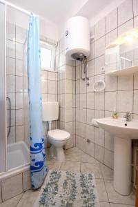 库希斯特Apartments by the sea Viganj, Peljesac - 10189的浴室配有卫生间、盥洗盆和淋浴。
