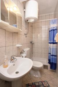 库希斯特Apartments by the sea Viganj, Peljesac - 10189的白色的浴室设有水槽和卫生间。