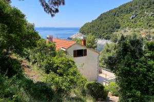 科尔丘拉Secluded fisherman's cottage Cove Bacva, Korcula - 9475的水景山丘度假屋