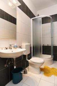 希杰弗朗吉卡Apartments by the sea Seget Vranjica, Trogir - 10328的浴室配有卫生间、盥洗盆和淋浴。