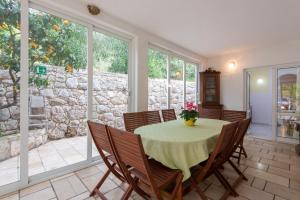 维甘Seaside family friendly house with a swimming pool Viganj, Peljesac - 10253的一间带桌椅的用餐室