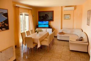 普利兹巴Family friendly seaside apartments Prizba, Korcula - 10061的客厅配有桌椅和沙发