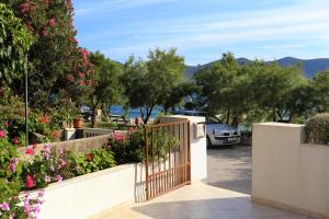 维甘Apartments by the sea Viganj, Peljesac - 10140的花树花园的大门