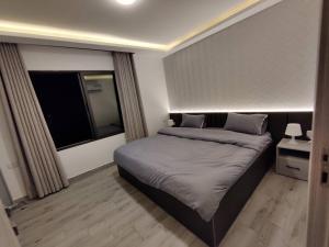 安曼45m luxury room royal view near all services的一间卧室设有一张大床和一个窗户。