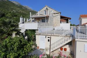 库希斯特Family friendly apartments with a swimming pool Kuciste - Perna, Peljesac - 10143的带阳台的房屋景