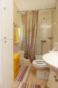 库希斯特Family friendly apartments with a swimming pool Kuciste - Perna, Peljesac - 10143的浴室配有卫生间、盥洗盆和淋浴。
