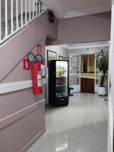 圣保罗Hotel Maraja 9 de julho的楼梯旁的走廊,带消防栓