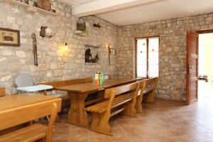 BrijestaApartment Brijesta 10223a的一间带木桌和长凳的用餐室