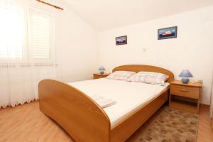 BrijestaApartments by the sea Brijesta, Peljesac - 10223的一间卧室设有一张大床和一个窗户。