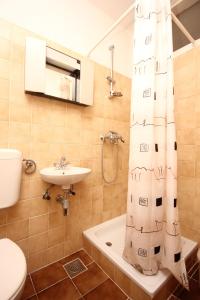 维甘Studio Viganj 10188b的浴室设有卫生间、水槽和淋浴帘