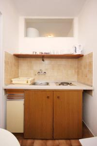 维甘Studio Viganj 10188b的厨房配有水槽和台面