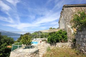 维甘Holiday house with a swimming pool Viganj, Peljesac - 10175的山丘上带游泳池的房子