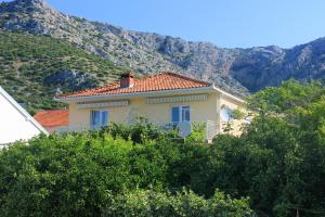 维甘Apartments with a parking space Viganj, Peljesac - 10188的山边的房子