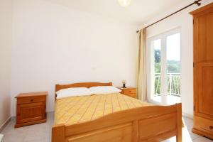 维甘Apartments with a parking space Viganj, Peljesac - 10188的一间卧室设有一张床和一个窗口